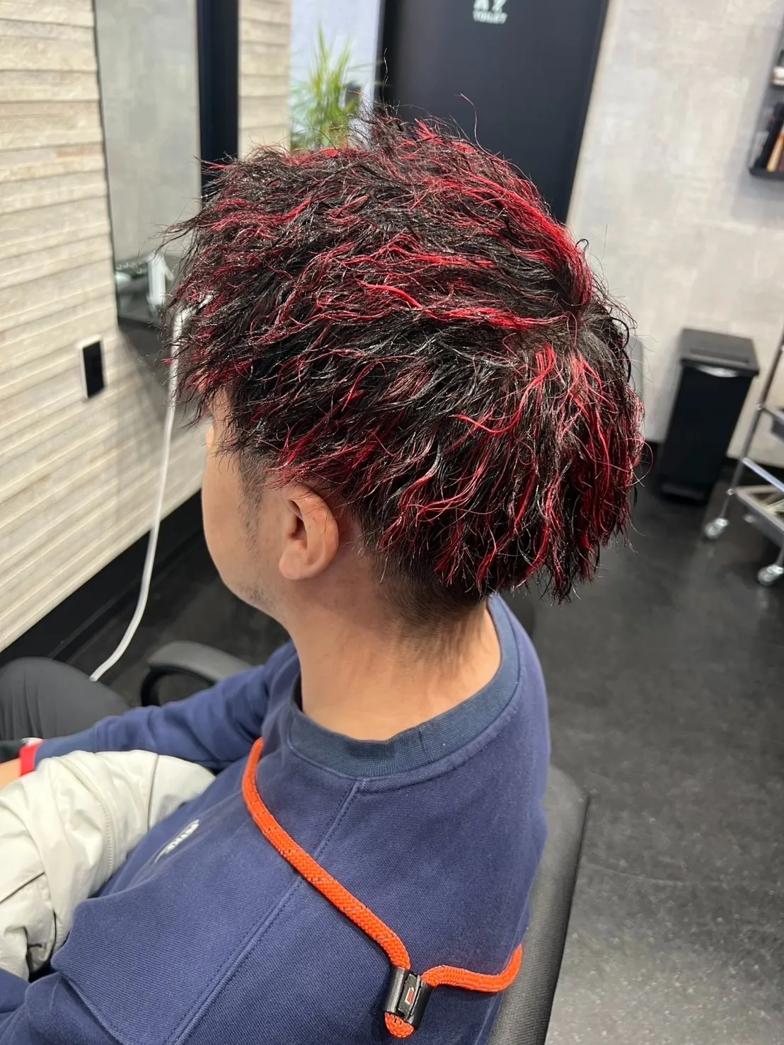 髪をねじりながらパーマをかけるツイストパーマ