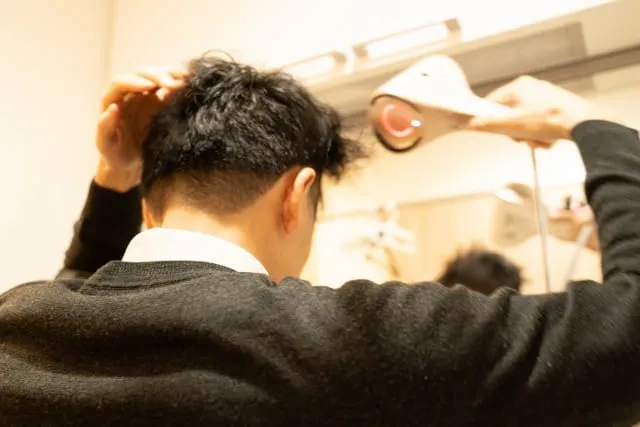 ドライヤーをする男性